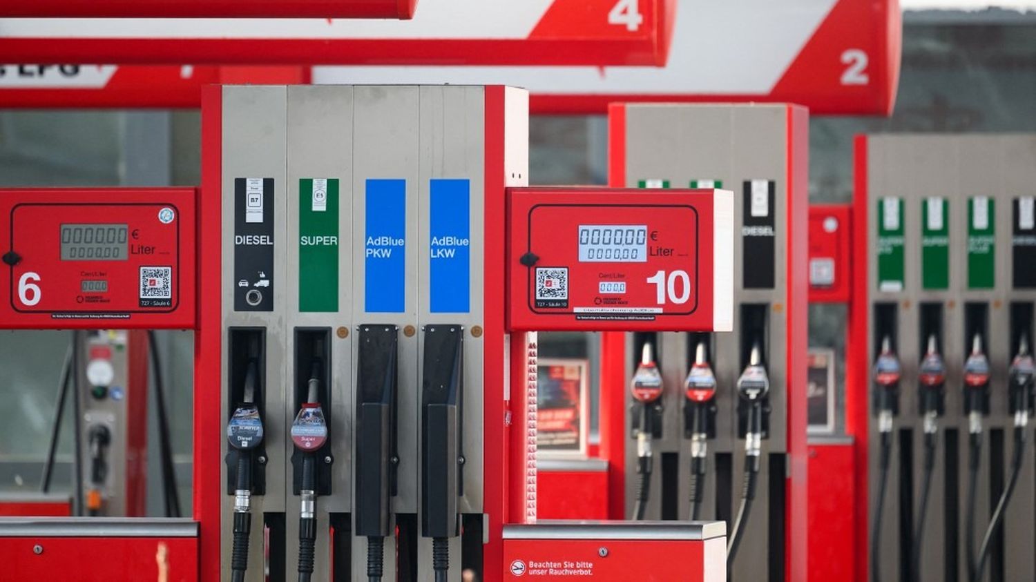 Télétravailler, rouler moins vite, cuisiner à l'électricité... Quelles sont les recommandations pour réduire la consommation de carburants ?