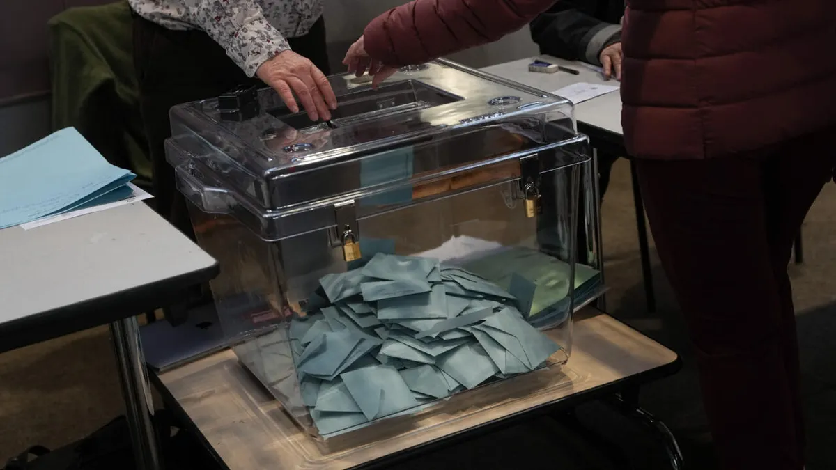 Municipales en France: participation de 20,33% à midi, en légère hausse par rapport au premier tour