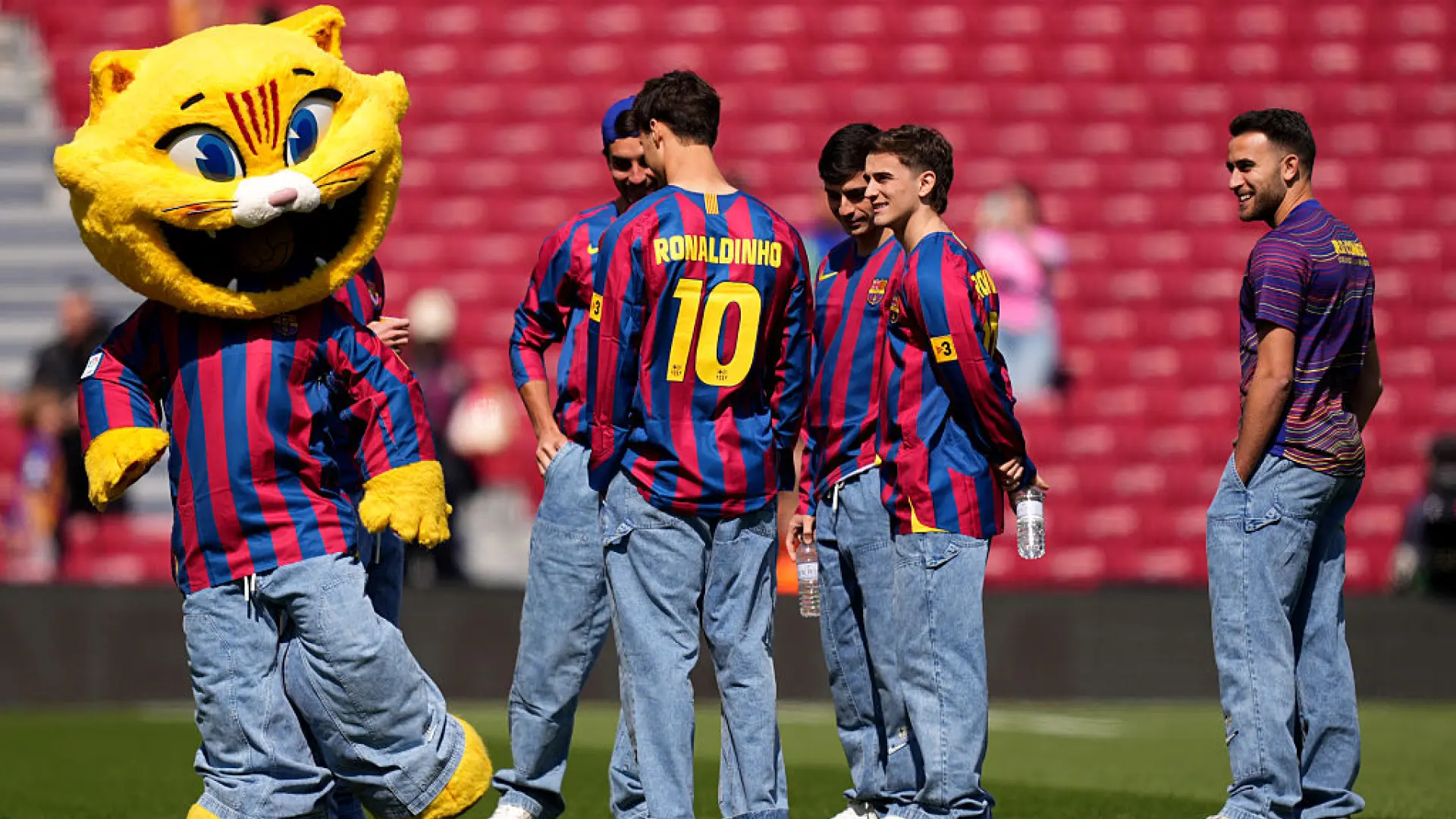 El inesperado homenaje de los jugadores del Barça a Ronaldinho: camiseta retro con el '10' del brasileño antes del partido contra el Rayo