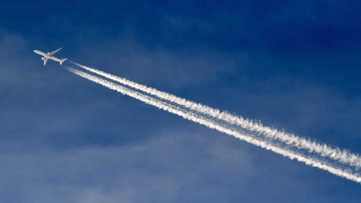 Elles ont permis d'éviter l'émission de 2.500 tonnes équivalent CO2: comment en changeant légèrement les itinéraires, Thales et la compagnie Amelia ont réussi à réduire les trainées de condensation des avions