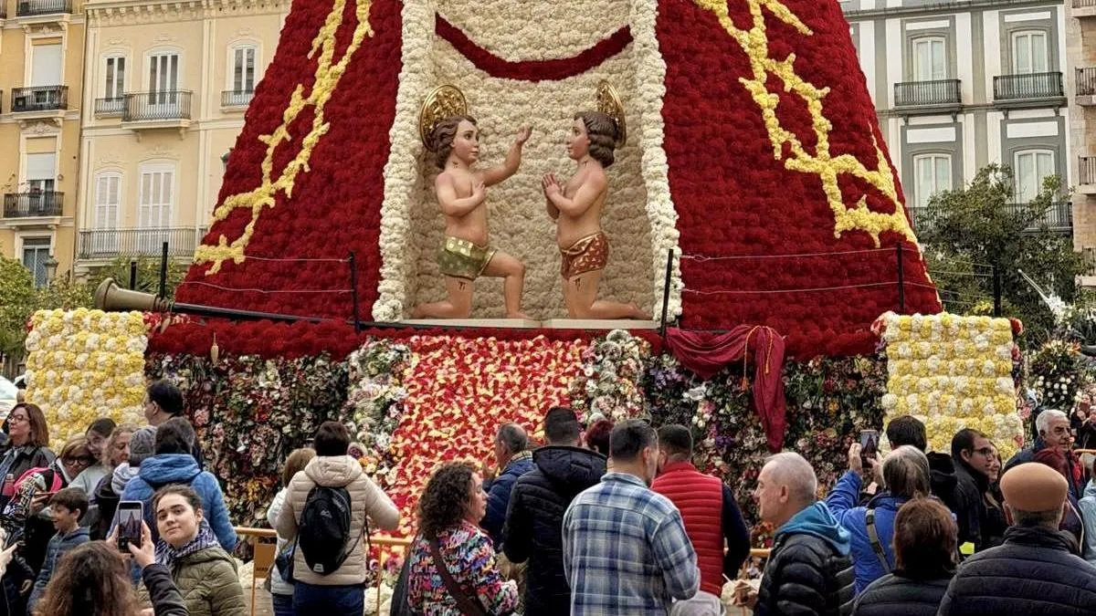 
                                               Domingo de lleno hasta la bandera en el centro de València para admirar la Ofrenda de Fallas
                                           