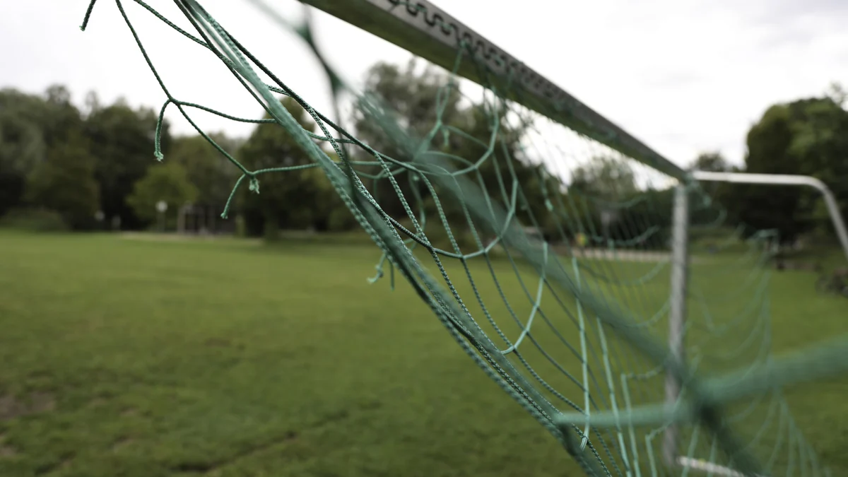 Erlangen: Fußballtor stürzt auf Kind –Siebenjähriger tot