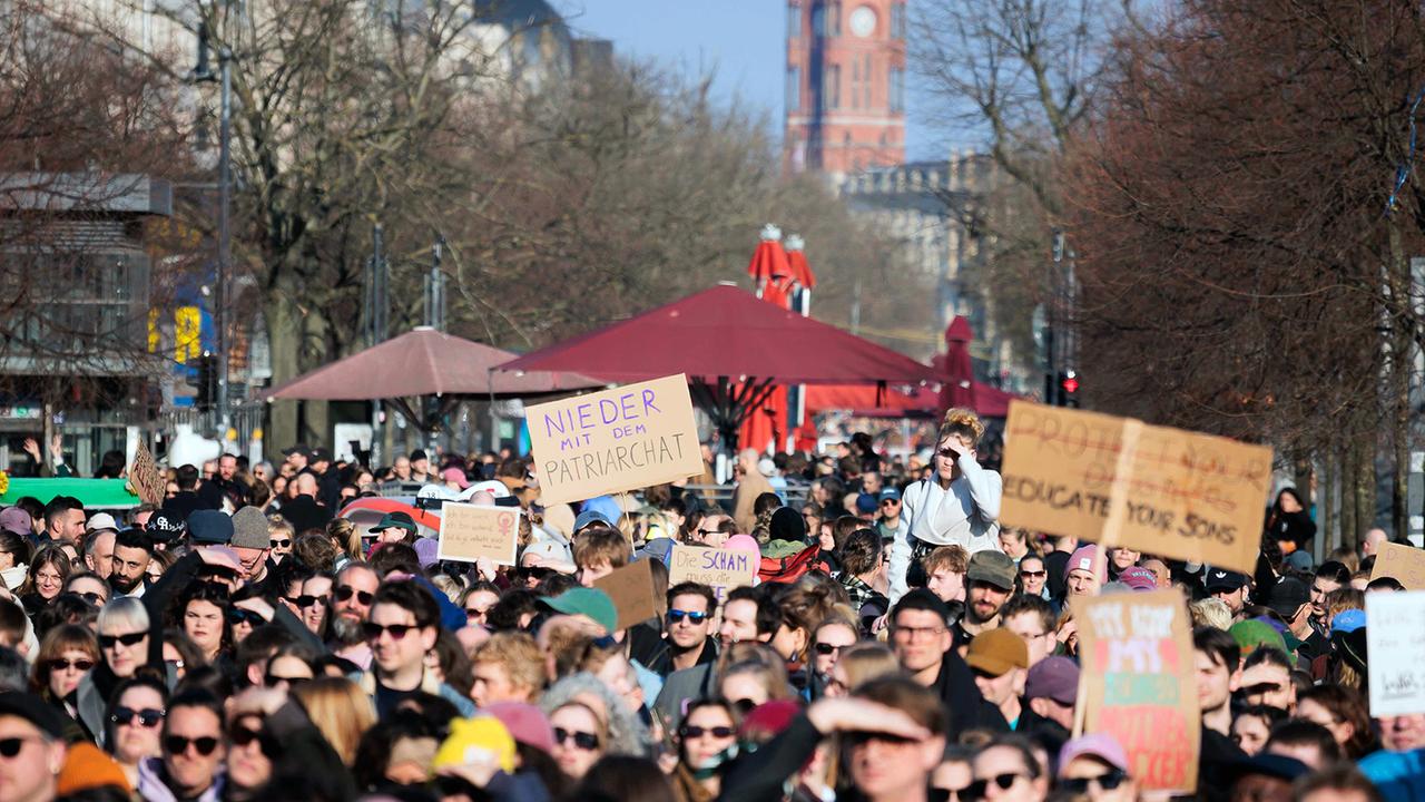 Tausende protestieren in Berlin gegen digitale Gewalt