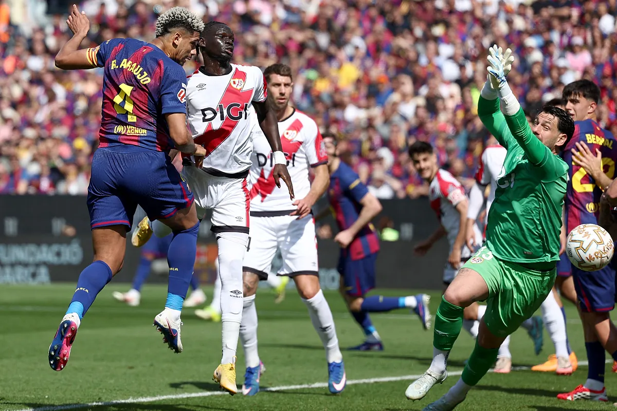 El Barça evita el sofoco ante el Rayo con un gol de Araujo y agarrado a Joan Garcia