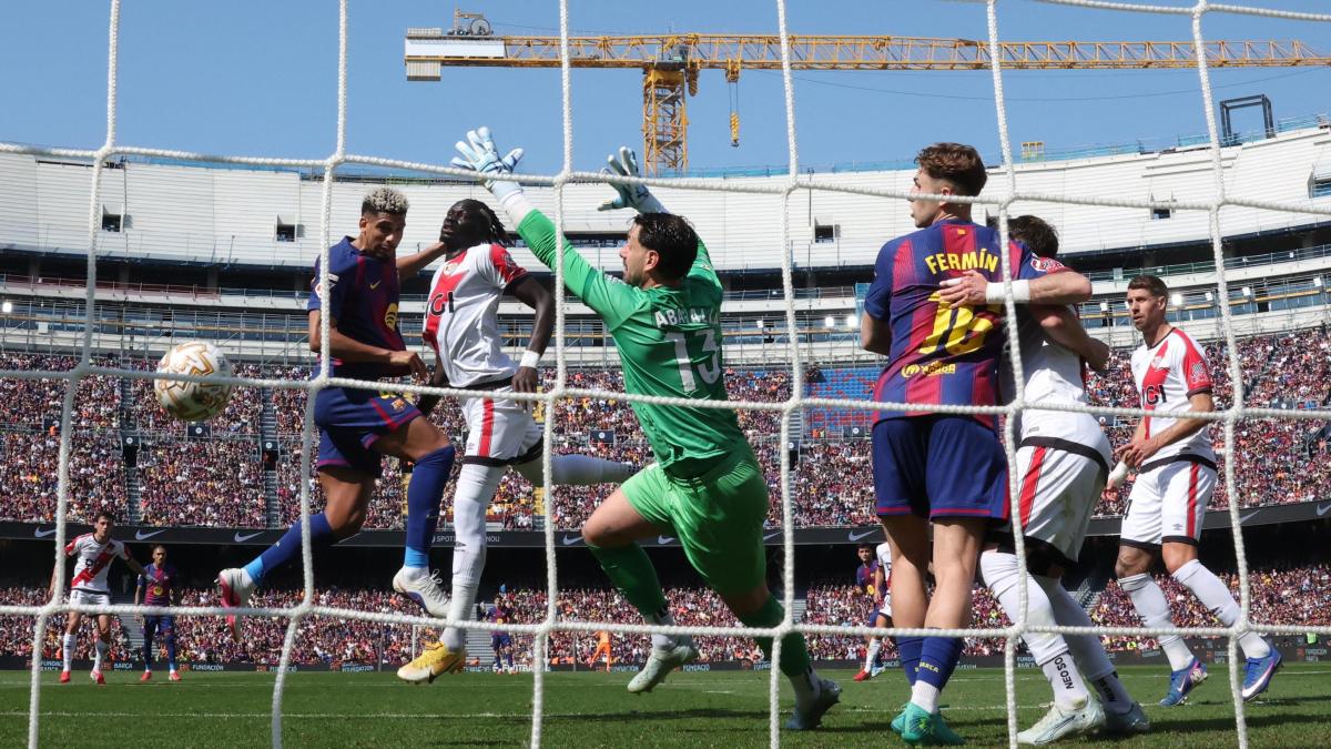 Un solitario gol de Araújo da el triunfo a un apurado Barça ante el Rayo