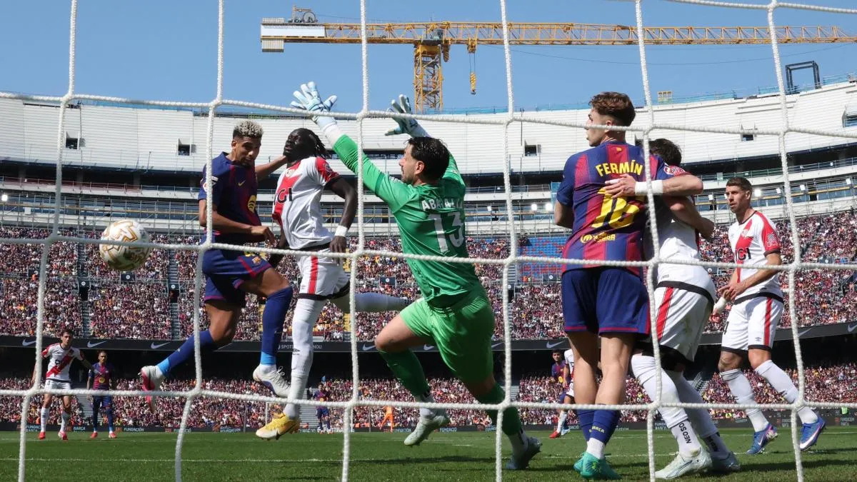
                           Un solitario gol de Araújo da el triunfo a un apurado Barça ante el Rayo
                       