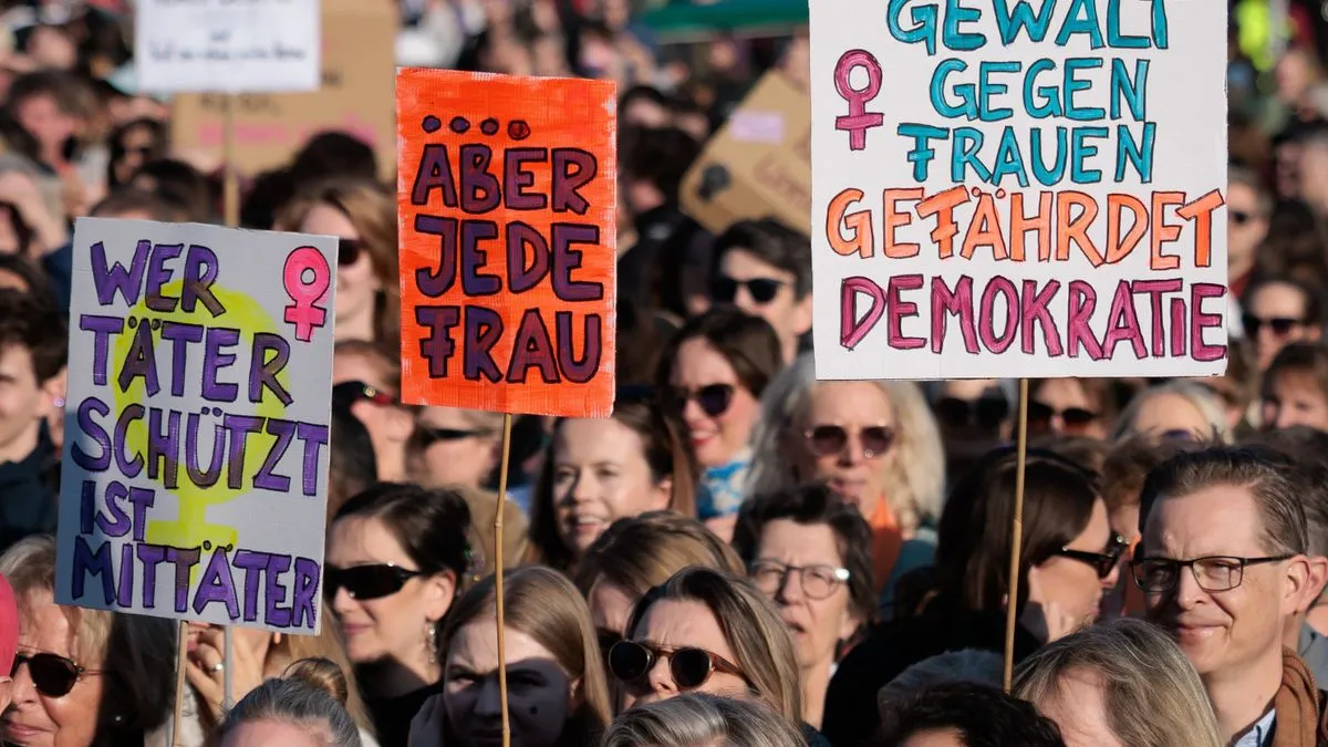 Collien Fernandes: Tausende in Berlin bei Demo gegen digitale sexuelle Gewalt