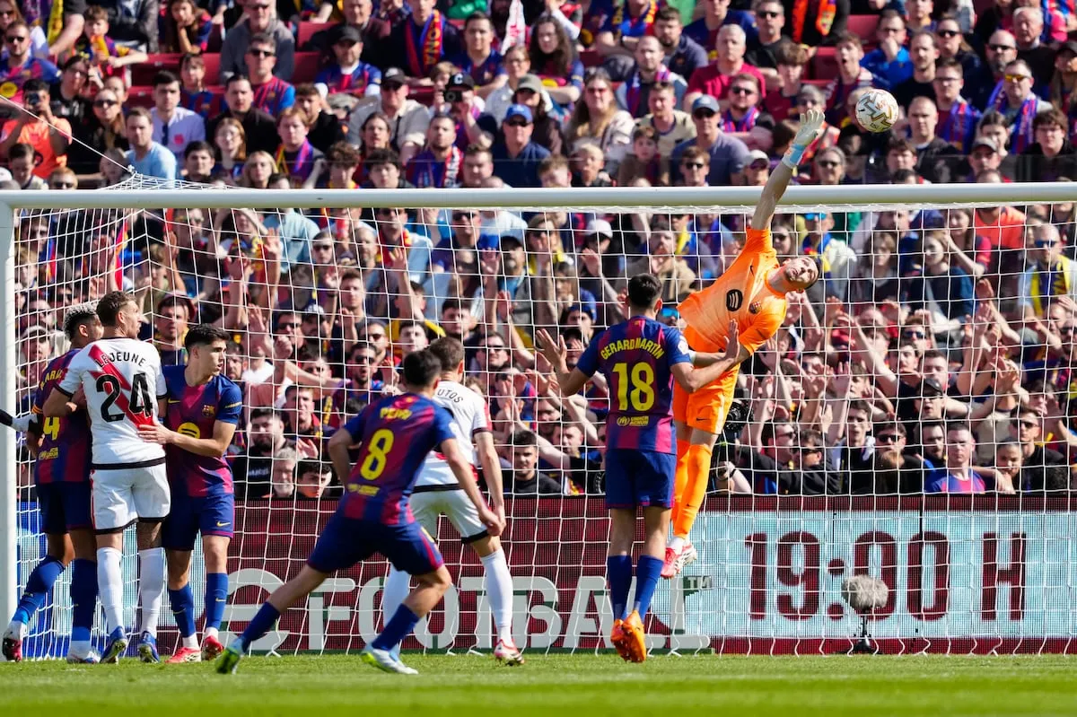 Joan García sostiene al Barcelona ante el Rayo