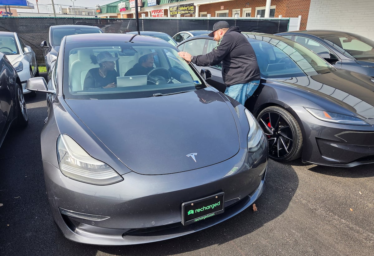 Al menos 12 fabricantes reducen sus planes para el coche eléctrico