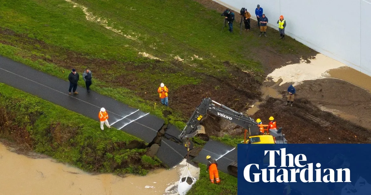 Washington state residents urged to ‘go now’ as flooding causes levee breach