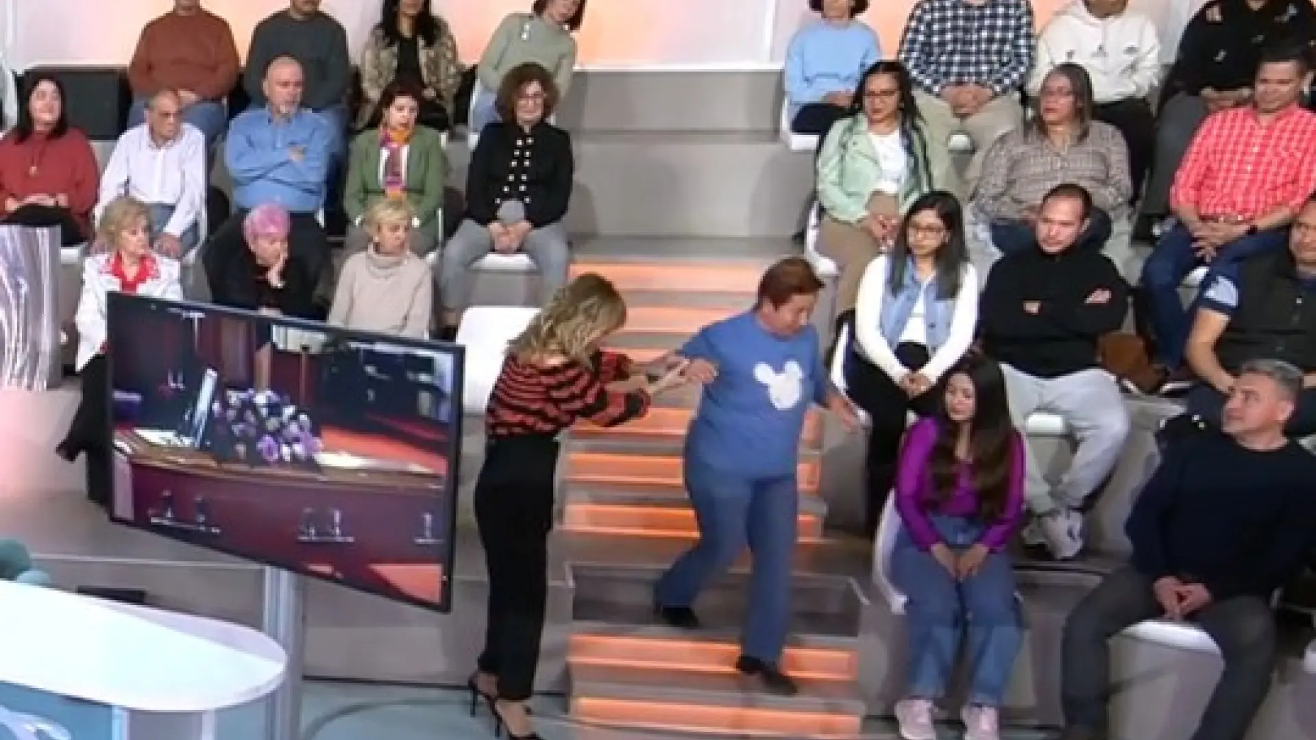 
         Emma García detiene 'Fiesta' para sacar a una mujer: "Lo estoy pasando mal" 
    