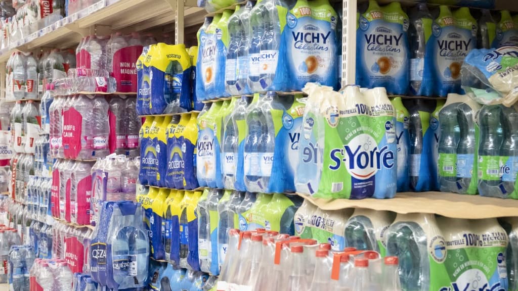 Leurs prix "défient toute concurrence": en grande surface, le succès insolent des eaux en bouteille plastique