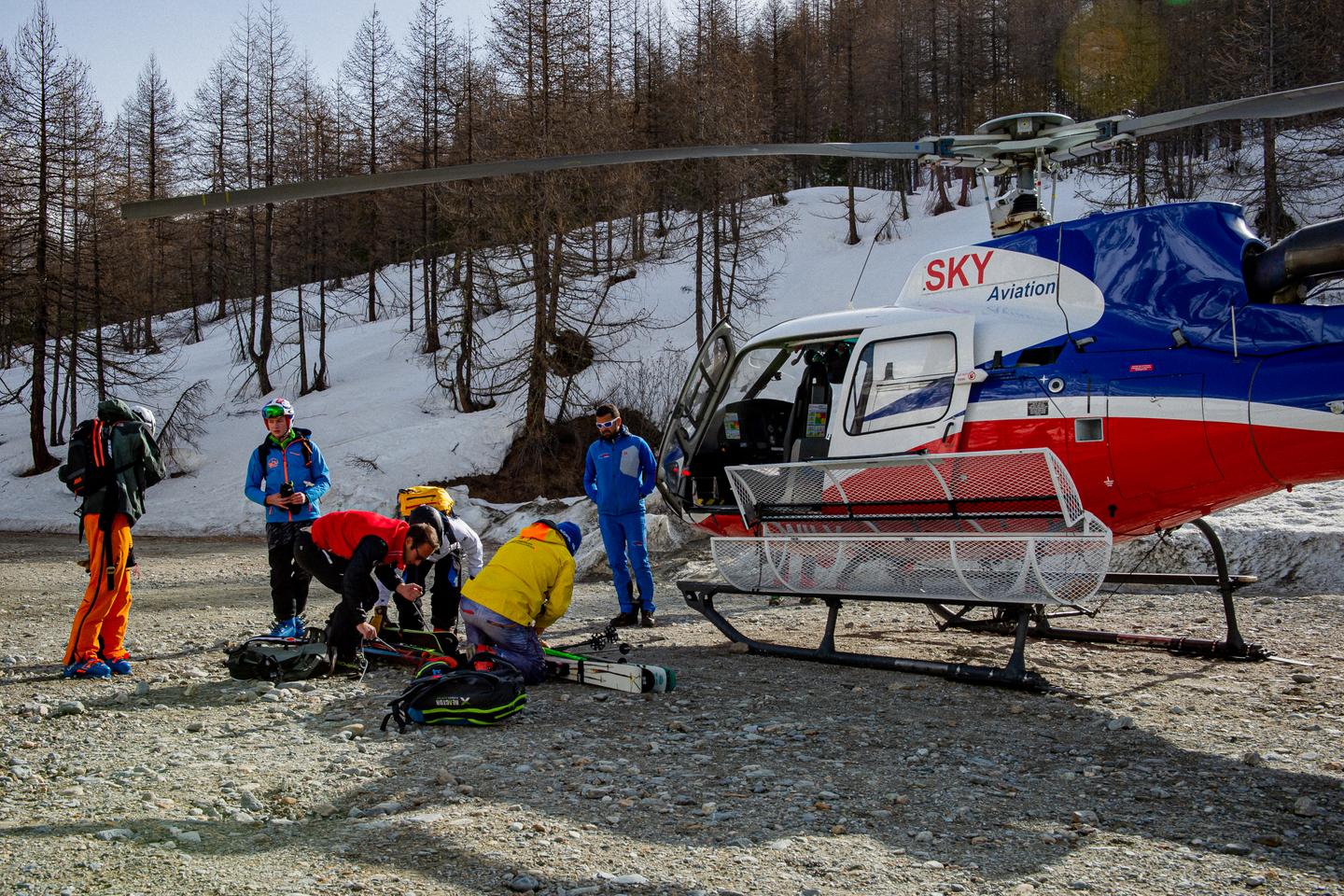 Dans les Alpes, la popularité du ski avec dépose en hélicoptère : « Pour certains, c’est un graal, le summum du hors-piste »