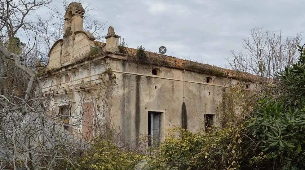 Rescatan a dos jóvenes de un edificio derrumbado en Esparreguera (Barcelona) y buscan a dos más