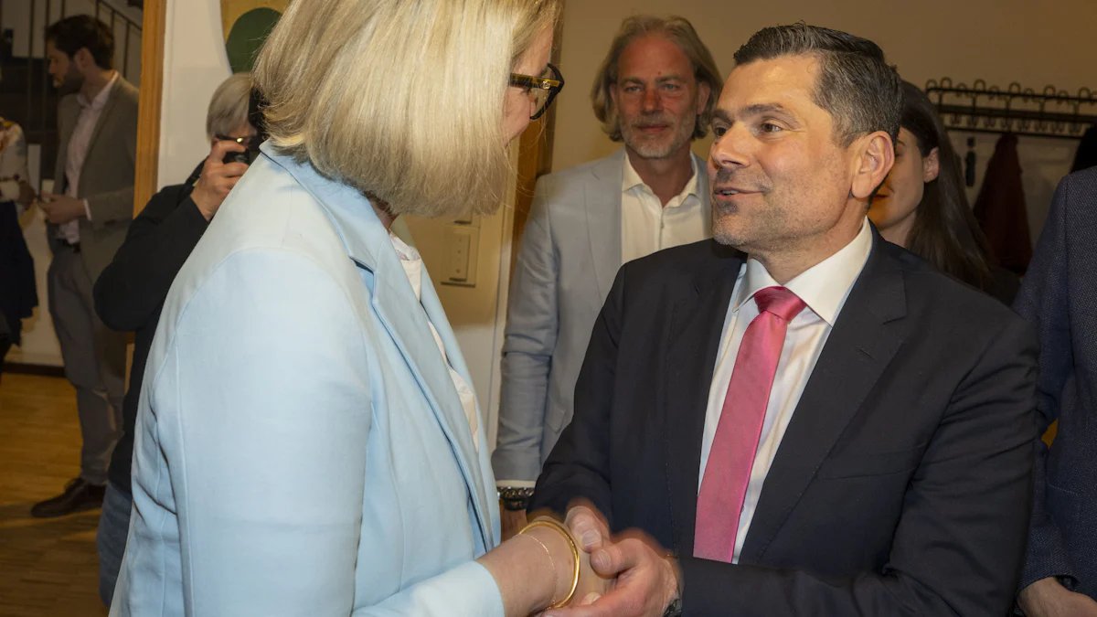 Stichwahl in Augsburg: OB Weber verliert gegen SPD-Herausforderer Freund