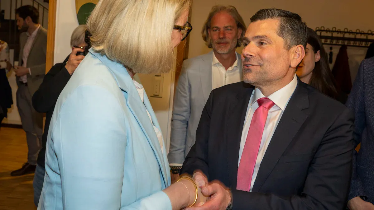 Stichwahl in Augsburg: OB Weber verliert gegen SPD-Herausforderer Freund