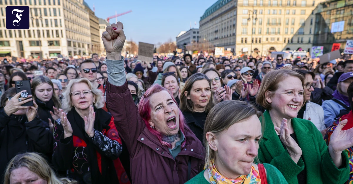 Demonstration in Berlin: Gemeinsam gegen digitale Gewalt und gegen die Ohnmacht