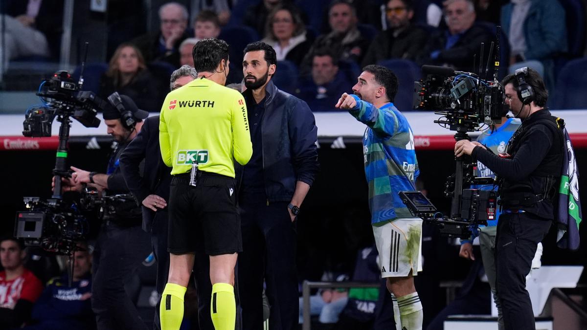 
                              Munuera Montero justifica la expulsión de Valverde ante Arbeloa: “La única intención que tiene es derribarlo con fuerza excesiva”
                          