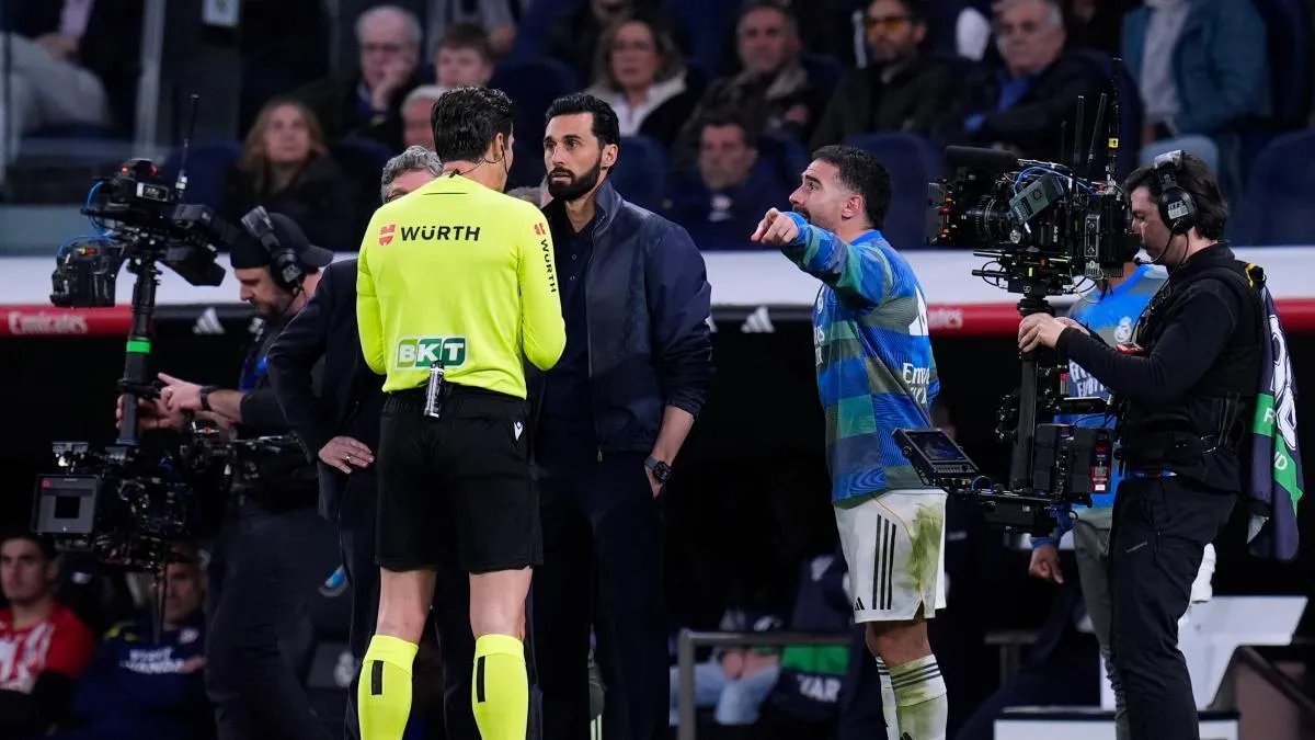 Munuera Montero justifica la expulsión de Valverde ante Arbeloa: “La única intención que tiene es derribarlo con fuerza excesiva”