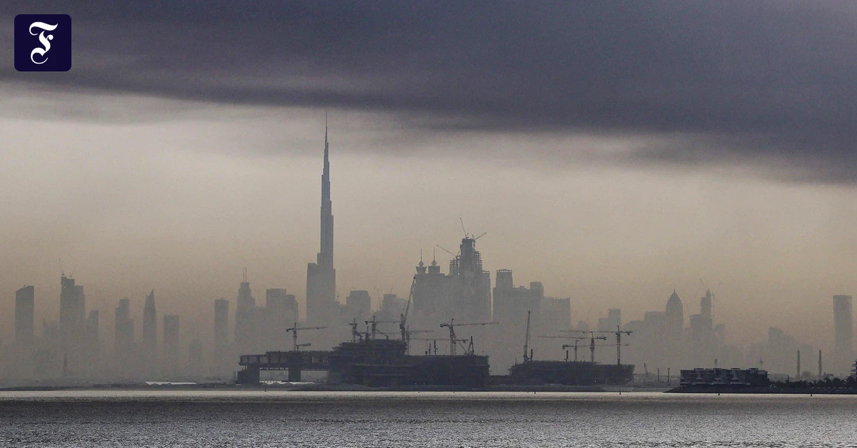 Angriffe aus Iran: Drohnen beobachten am Strand von Dubai
