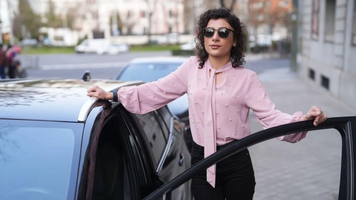 
                                                                                                                                        Claudia Tudor, 27 años, conductora de Uber: “Cuantas más horas trabajas, más ingresos tienes; tú misma regulas cuánto quieres ganar”
                                                                                                                                    