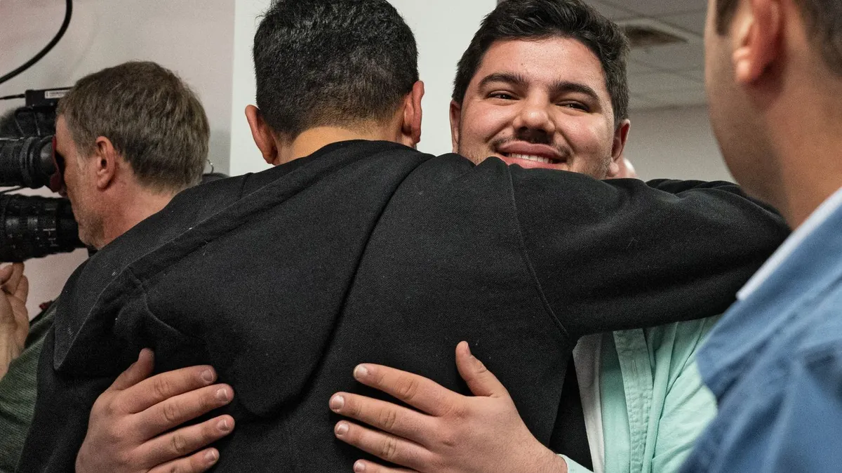 "C'est la victoire de mon petit frère Mehdi" : à Marseille, Amine Kessaci, figure de la lutte contre le narcotrafic, va faire son entrée au conseil municipal