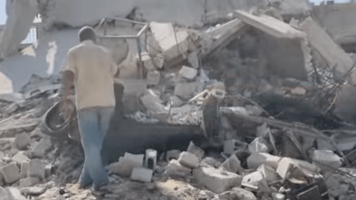 Gaza returnee places family tent over unexploded Israeli bomb