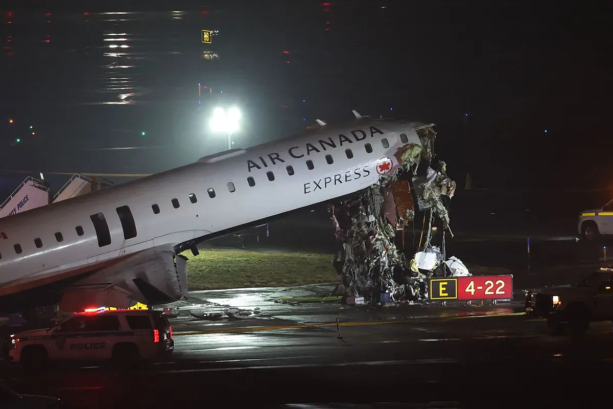 Varios heridos tras chocar un avión de Air Canada y un camión de bomberos en el aeropuerto LaGuardia en Nueva York