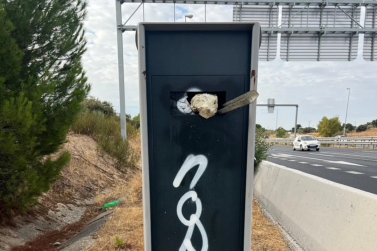 Los radares de la DGT más vandalizados de Madrid: "Los reparan y al día siguiente los vuelven a destrozar"