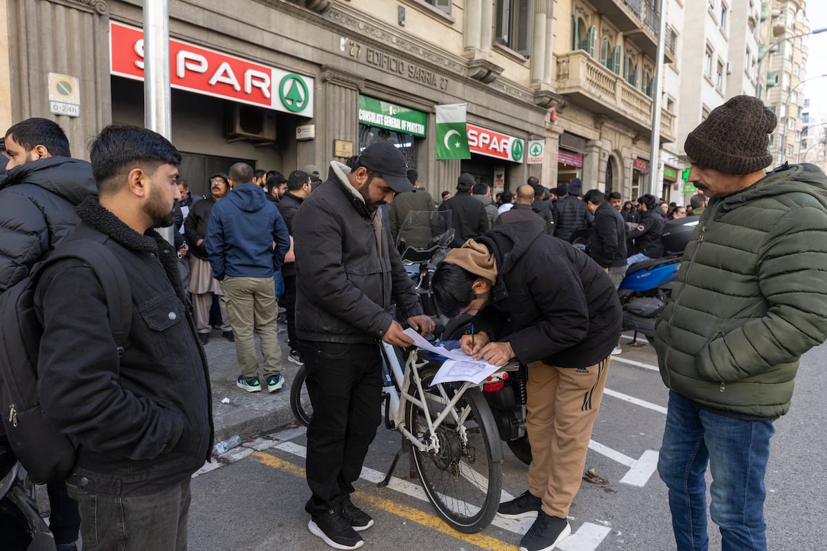 La regularización de migrantes tendrá ventanillas propias en las oficinas de Correos y de la Seguridad Social  