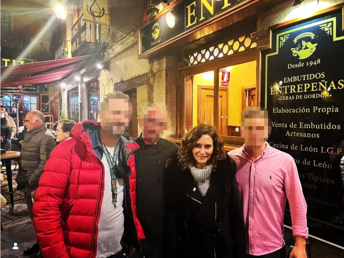 La porosa relación entre Ayuso y Quirón: la noche que un alto cargo del grupo cerró un local para cenar con ella en León