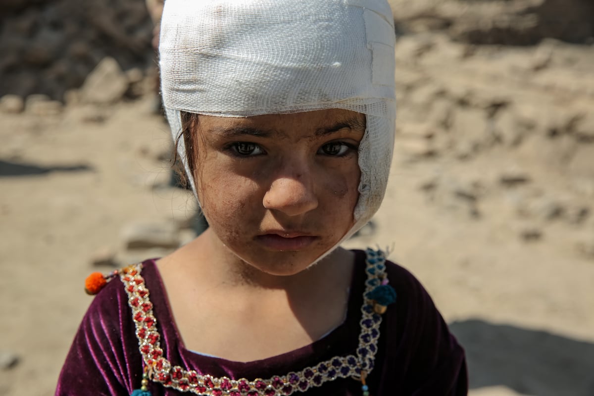 Obligada a parir en la puerta de un hospital por no tener acompañante masculino: los edictos talibanes ponen en peligro la vida de las afganas