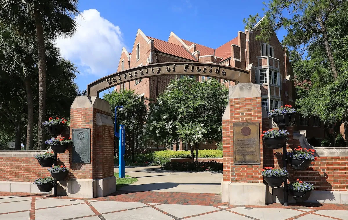 Saludos nazis y chats racistas en universidades de Florida revelan un patrón de retórica extremista entre jóvenes conservadores