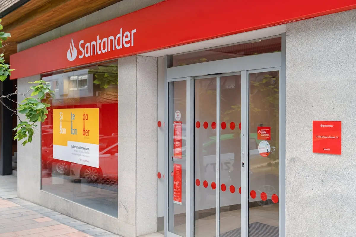 El Santander realizó en 2025 la mayor reducción de empleo en más de 20 años