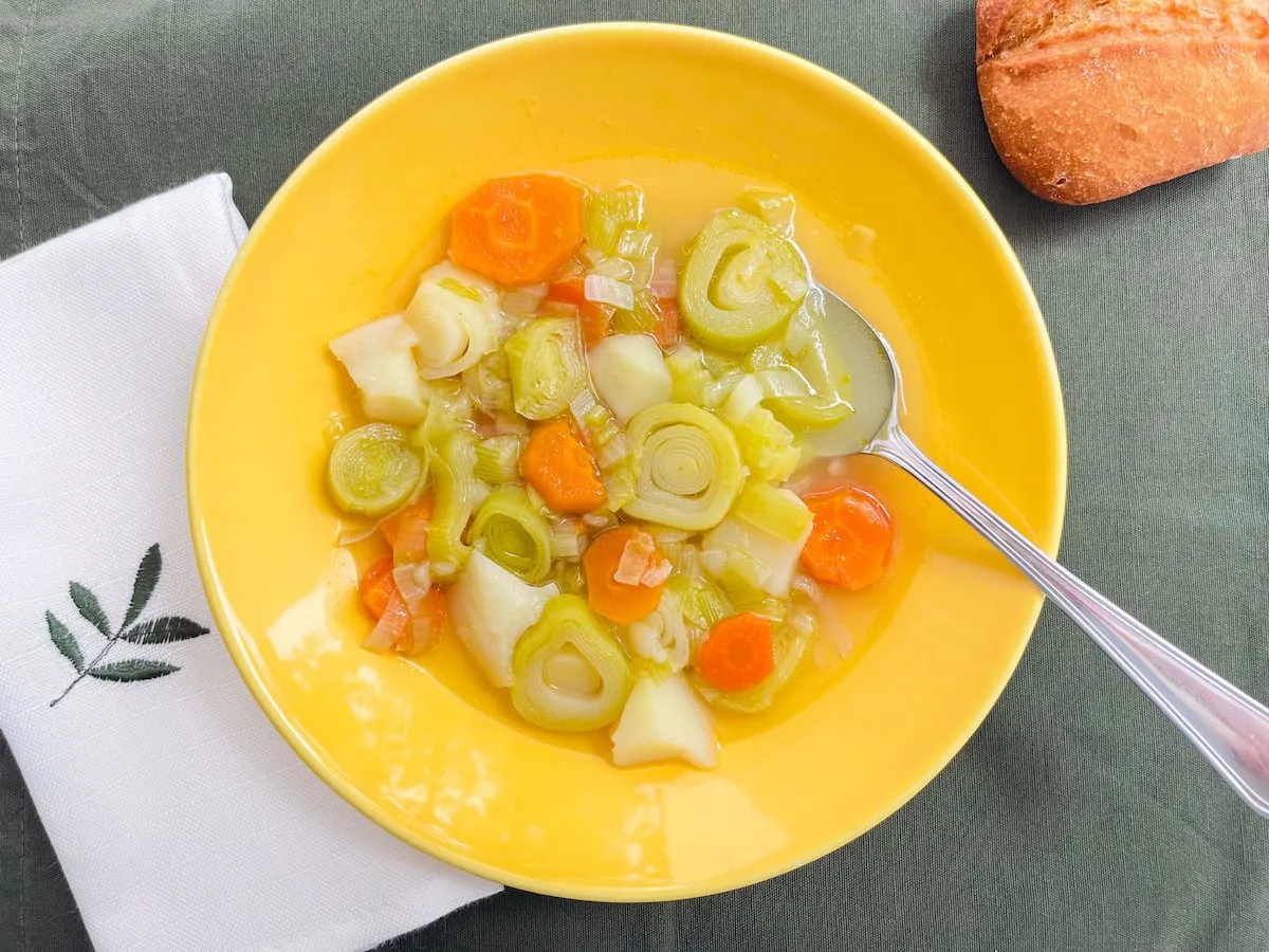 Porrusalda, la receta vasca de sopa fácil, económica y sabrosa