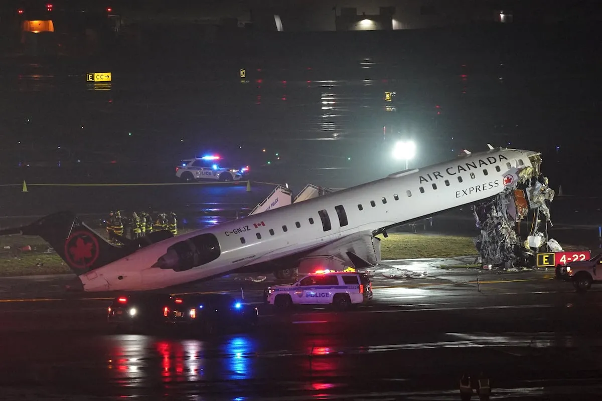 Dos muertos al chocar un avión contra un camión de bomberos en el aeropuerto de LaGuardia (Nueva York)