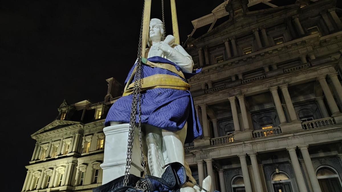
                                                                     La Administración Trump instala una estatua de Cristóbal Colón en los jardines de la Casa Blanca
                                                                 