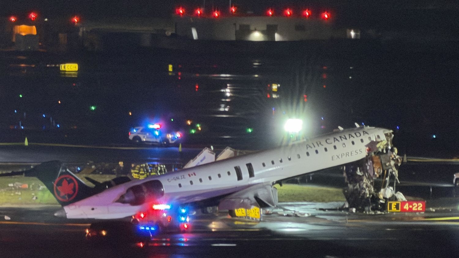 Le pilote et le copilote d'un avion tués dans une collision accidentelle à l'aéroport de LaGuardia à New York
