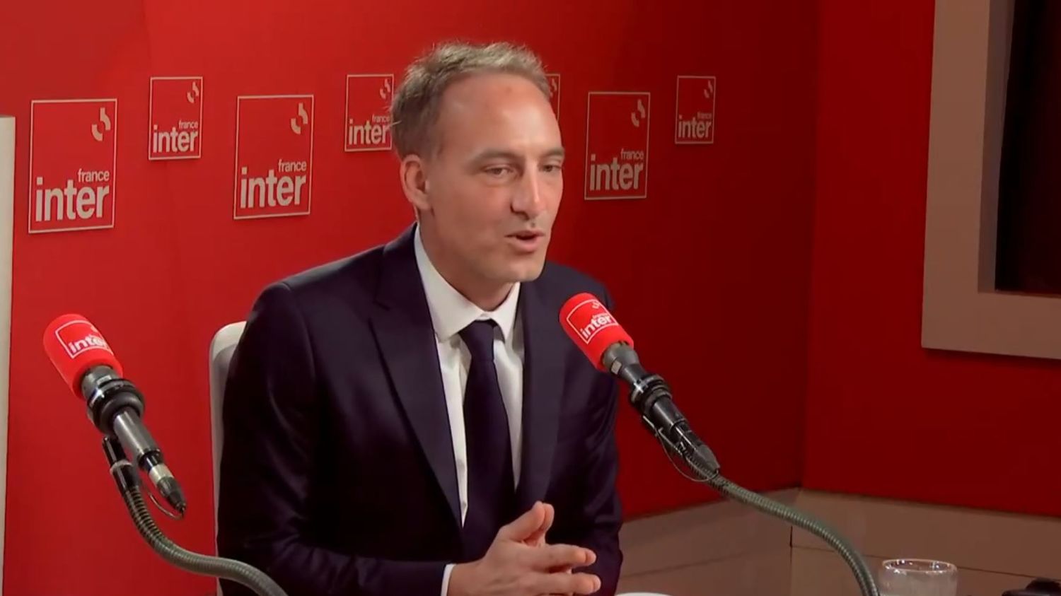 "La tambouille, ça ne fonctionne pas", dénonce Raphaël Glucksmann, taclant les alliances entre le PS et LFI