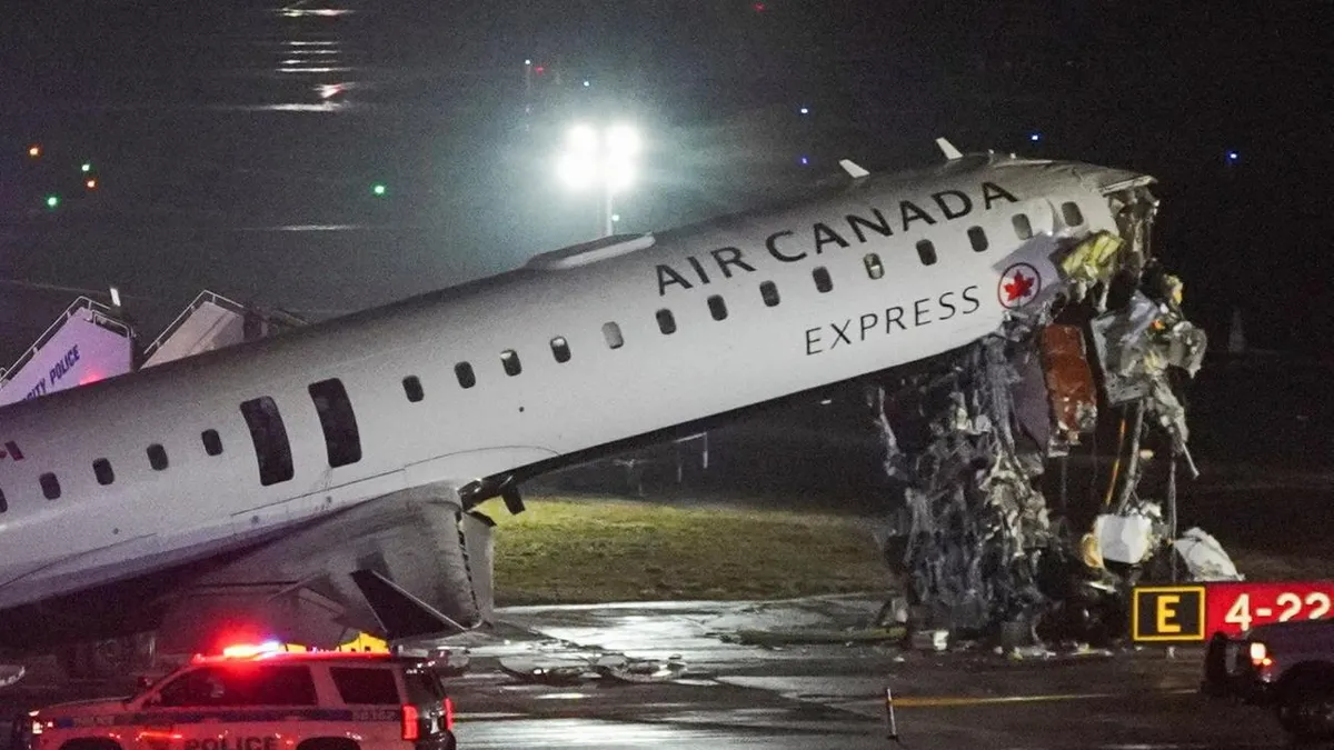 Flugzeug kollidiert auf New Yorker Flughafen mit Fahrzeug