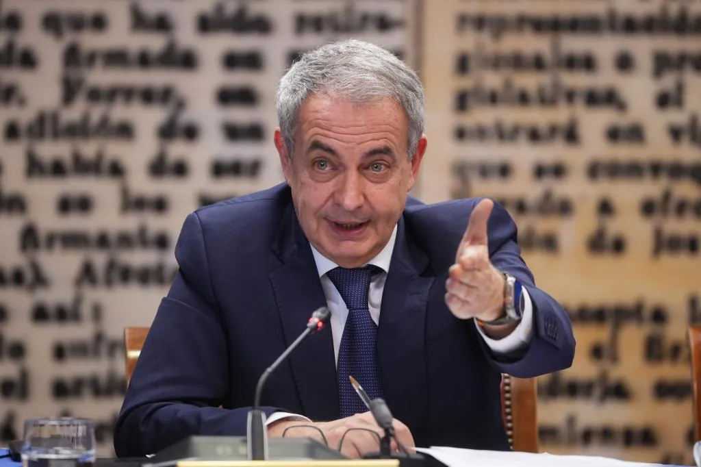 Zapatero denuncia que es "muy extraño" que se le siguiera con su "amigo" Julio Martínez tres días antes de su detención y dice que no le ha preguntado a Marlaska "por respeto"