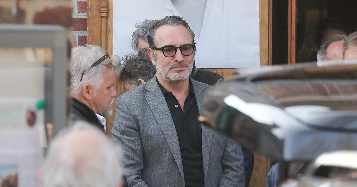L’émotion de Jean Dujardin aux obsèques de Bruno Salomone : « On va continuer cette aventure »