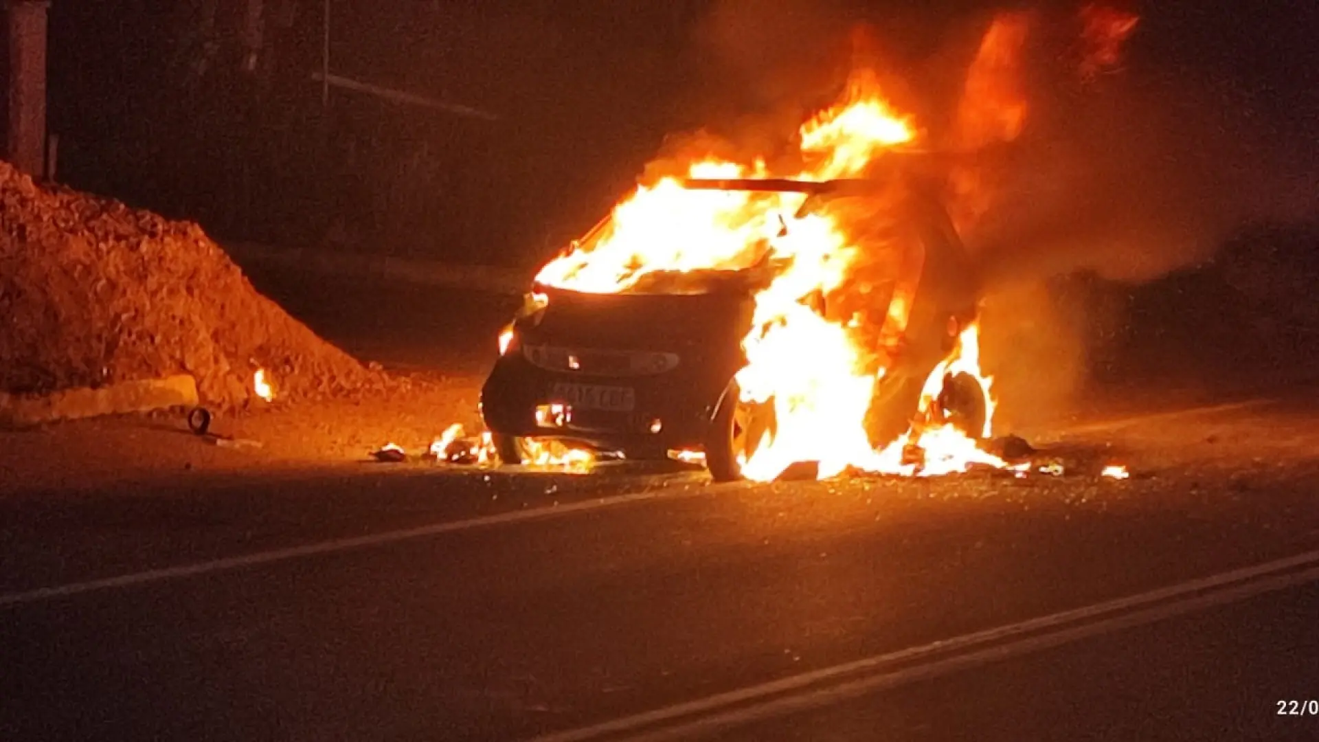 
         Un conductor salva la vida al salir de su smart en Sanxenxo antes de que las llamas lo calcinasen 
    