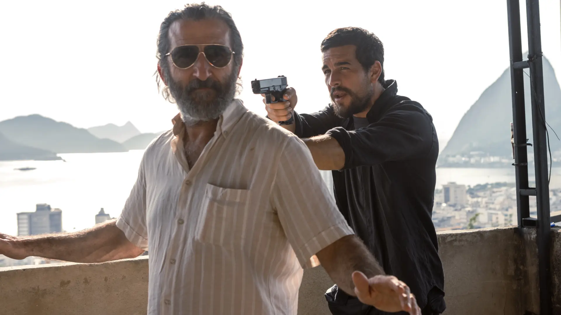 
         Mario Casas y Luis Zahera en modo Hollywood: crítica de 'Zeta', el thriller de Dani de la Torre en Prime Video 
    