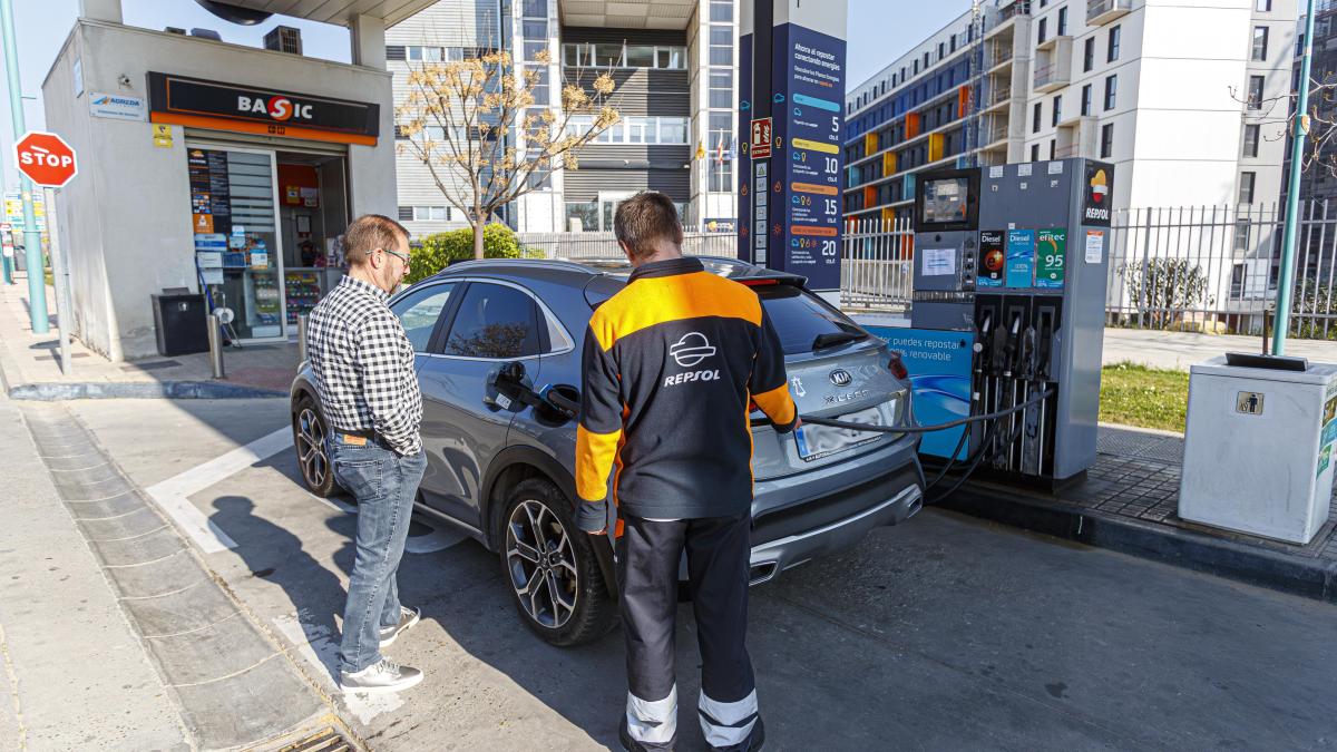
                                                             Cuánto cuesta repostar hoy gasolina y diésel tras la rebaja del IVA del Gobierno
                                                         