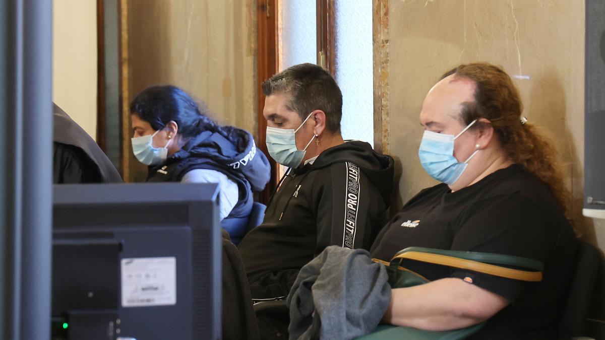 La mujer que tiró a la basura a su bebé recién nacido y lo mató, en busca y captura