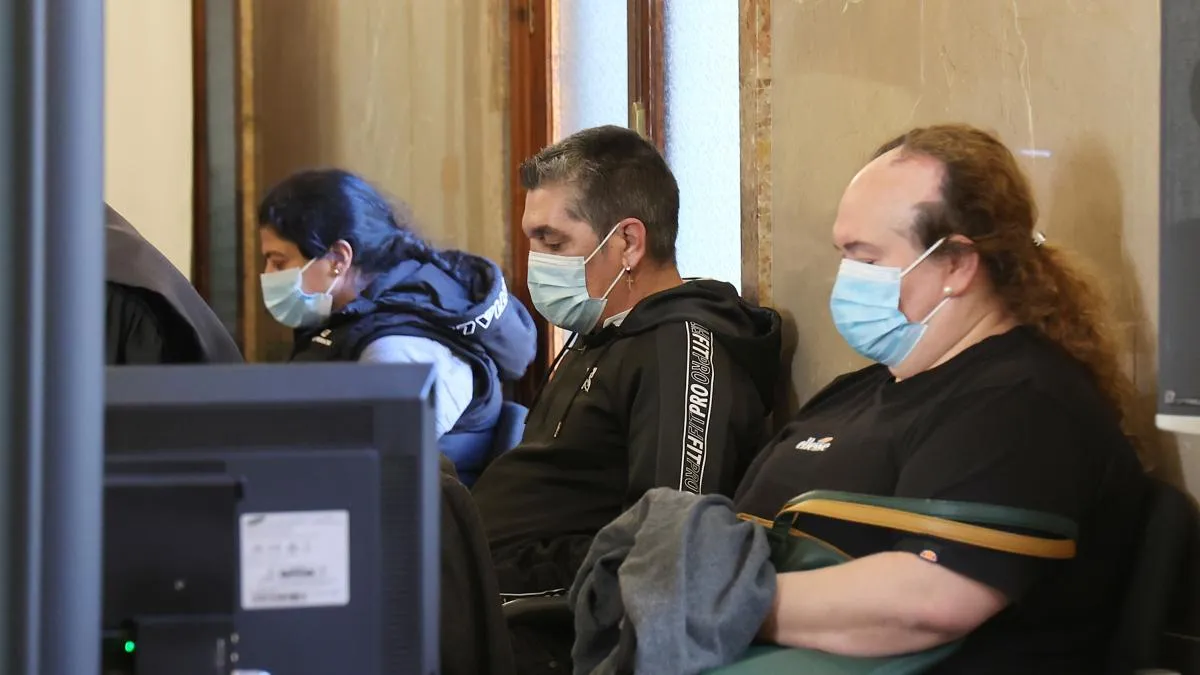La mujer que tiró a la basura a su bebé recién nacido y lo mató, en busca y captura