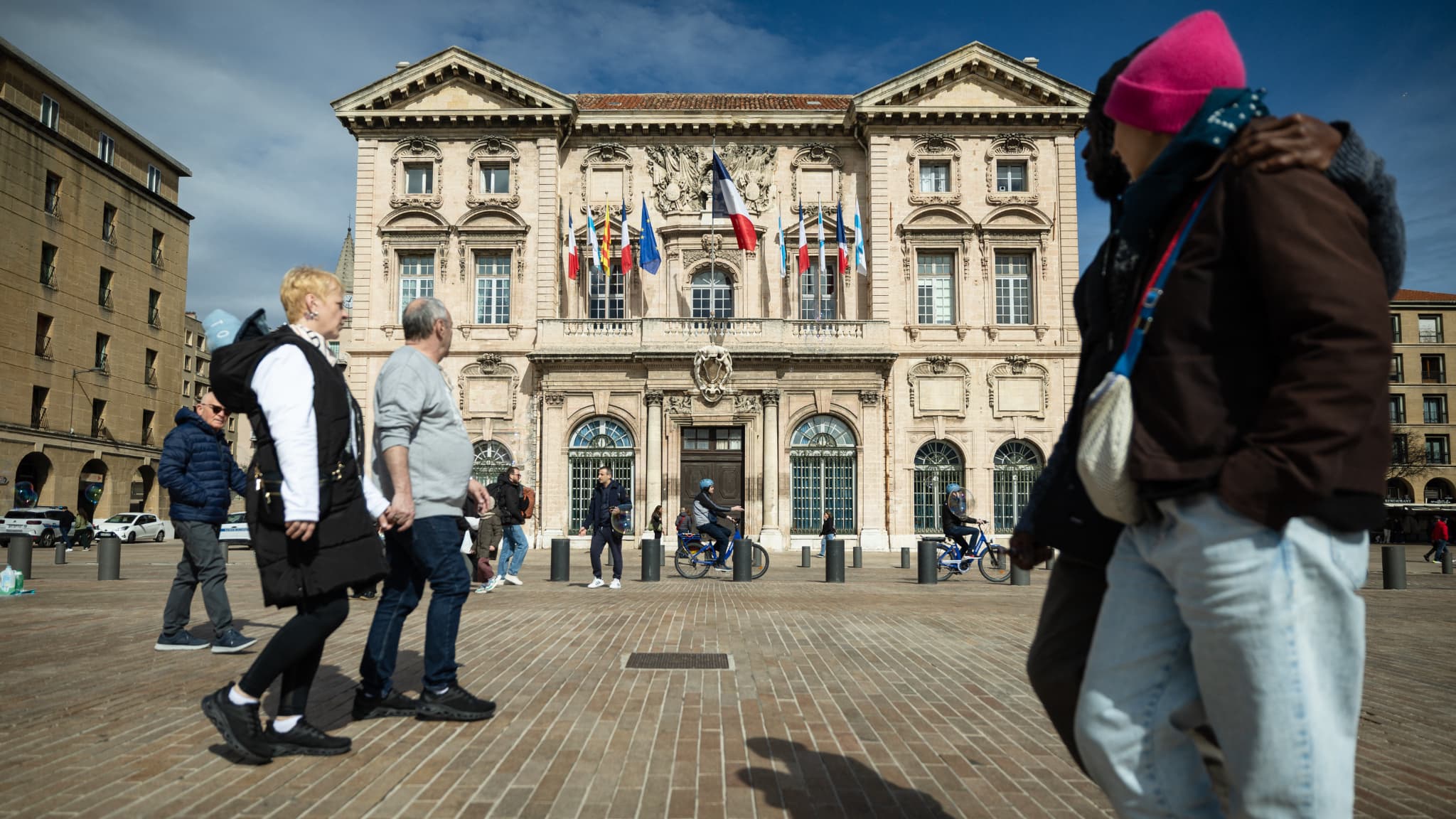 ÉDITO. Les partis traditionnels conservent leur assise et les "extrêmes" se heurtent au plafond de verre: les municipales livrent quelques enseignements avant le grand rendez-vous de 2027