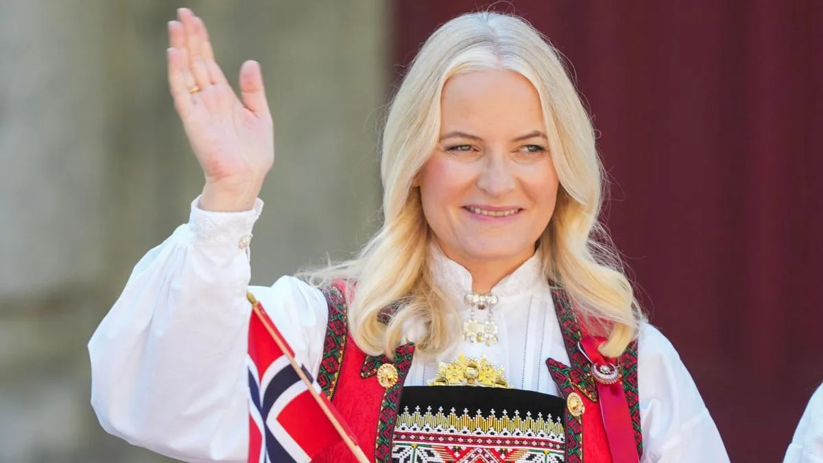El delicado regreso de Mette-Marit en plena crisis institucional: con un respirador y acompañada de su terapeuta
