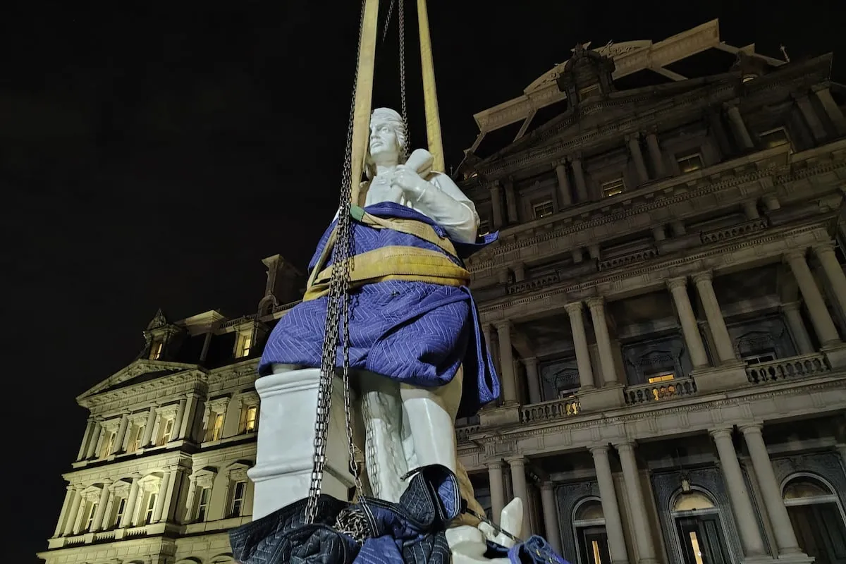 Trump instala una estatua de Cristóbal Colón en la Casa Blanca